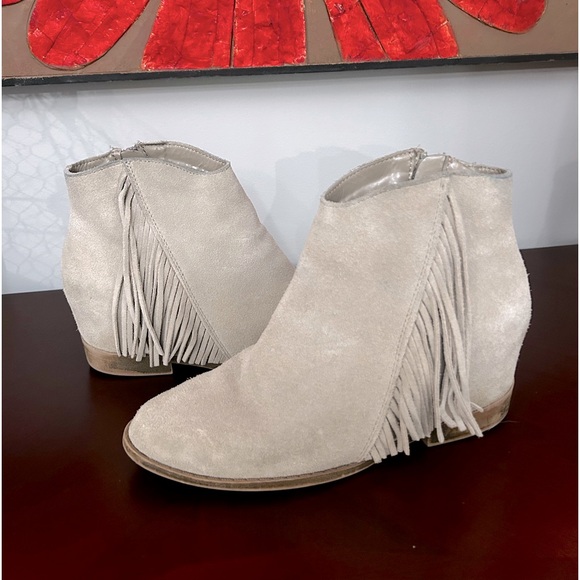 Mudd Suede Wedge Ankle Boots with Fringe - Picture 4 of 5